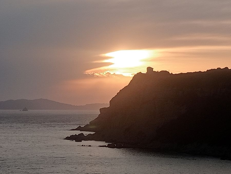 Sonnenuntergang am Meer mit Klippe